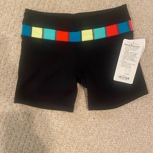 Lululemon Reverse Groove short NWT size 4